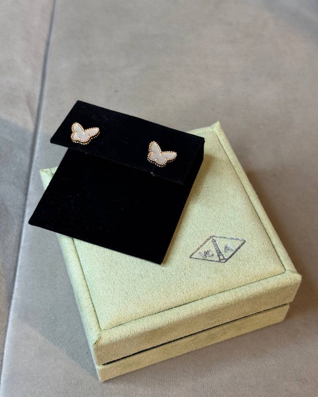 Серьги Van Cleef & Arpels Vintage Alhambra (Gold/White)