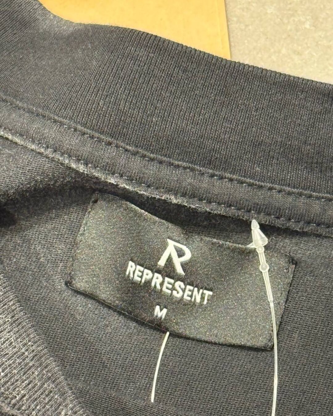 Футболка Represent