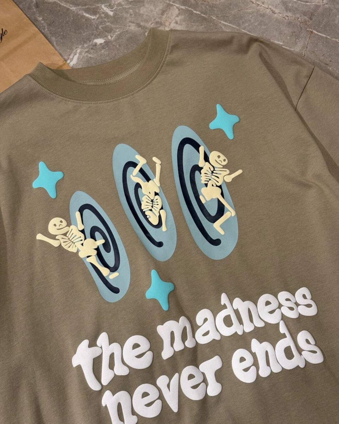 Футболка Broken Planet