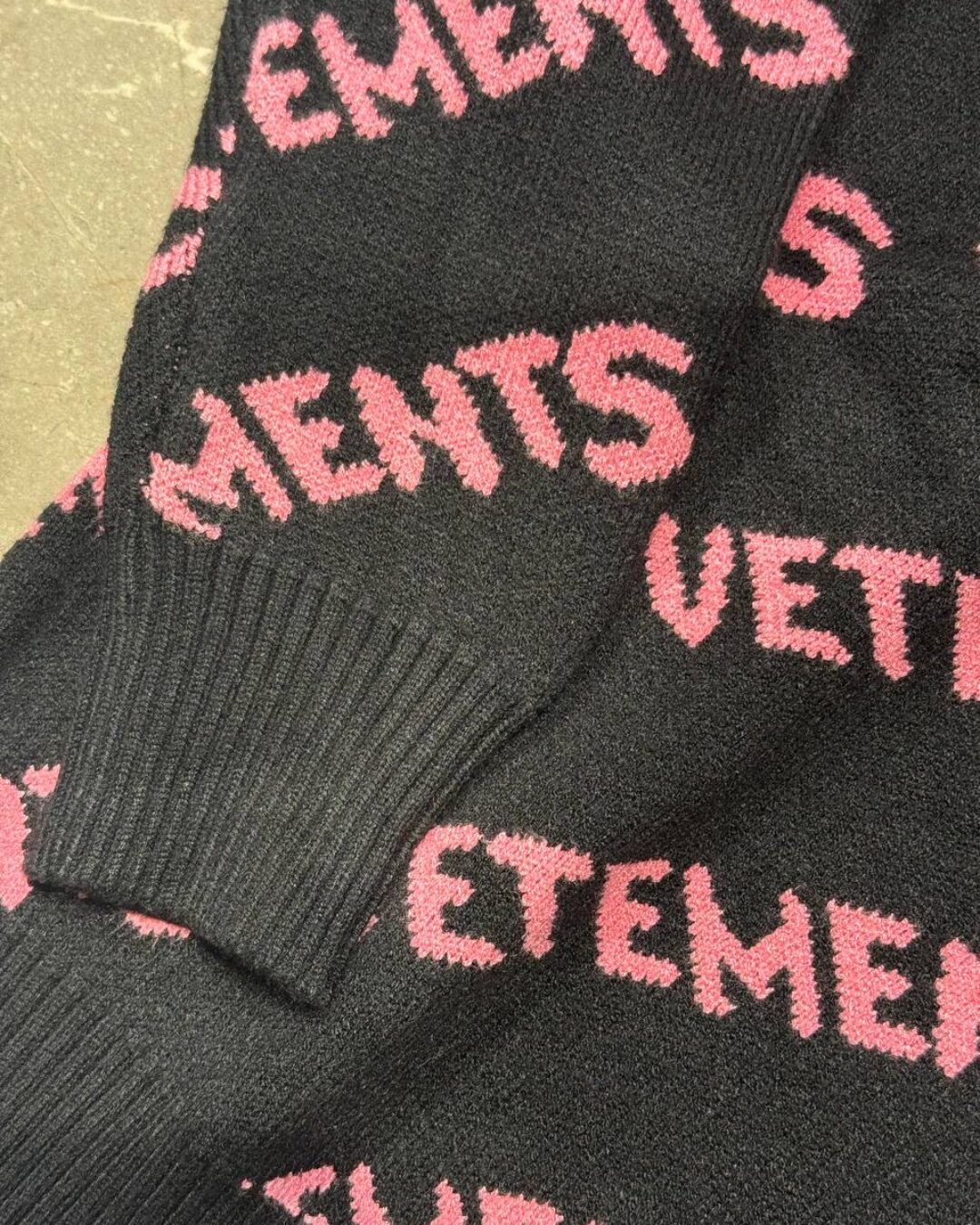 Свитер Vetements