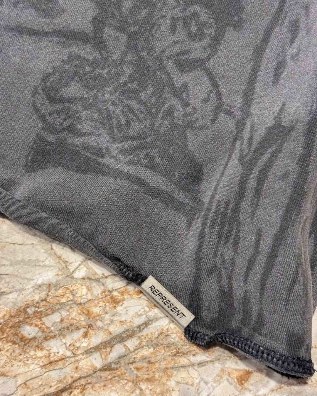 Футболка Represent