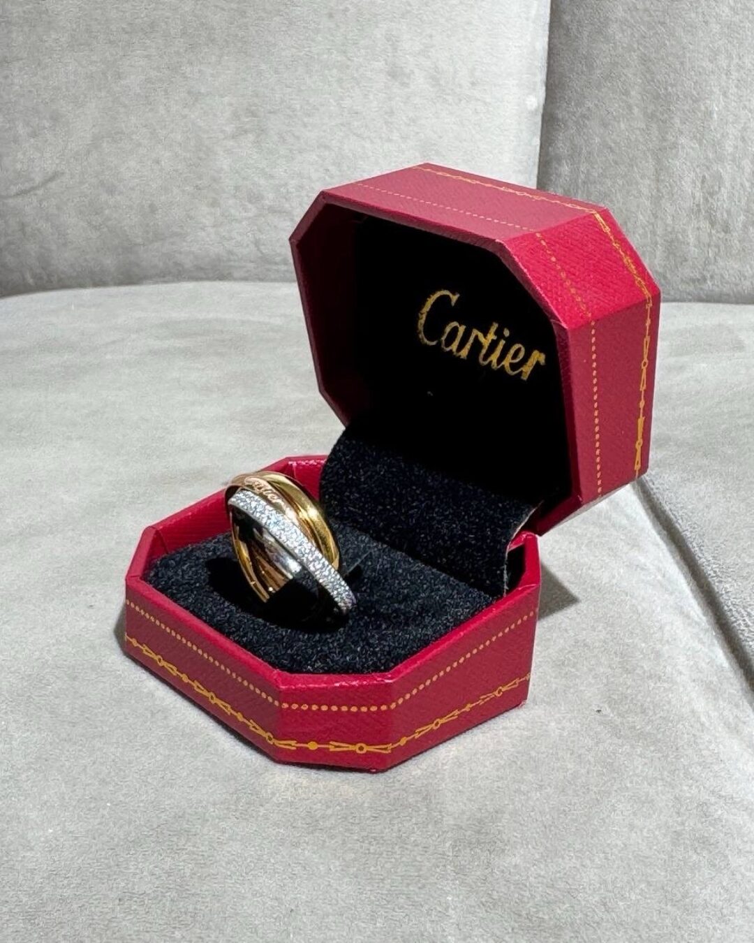 Кольцо Cartier Trinity Камни