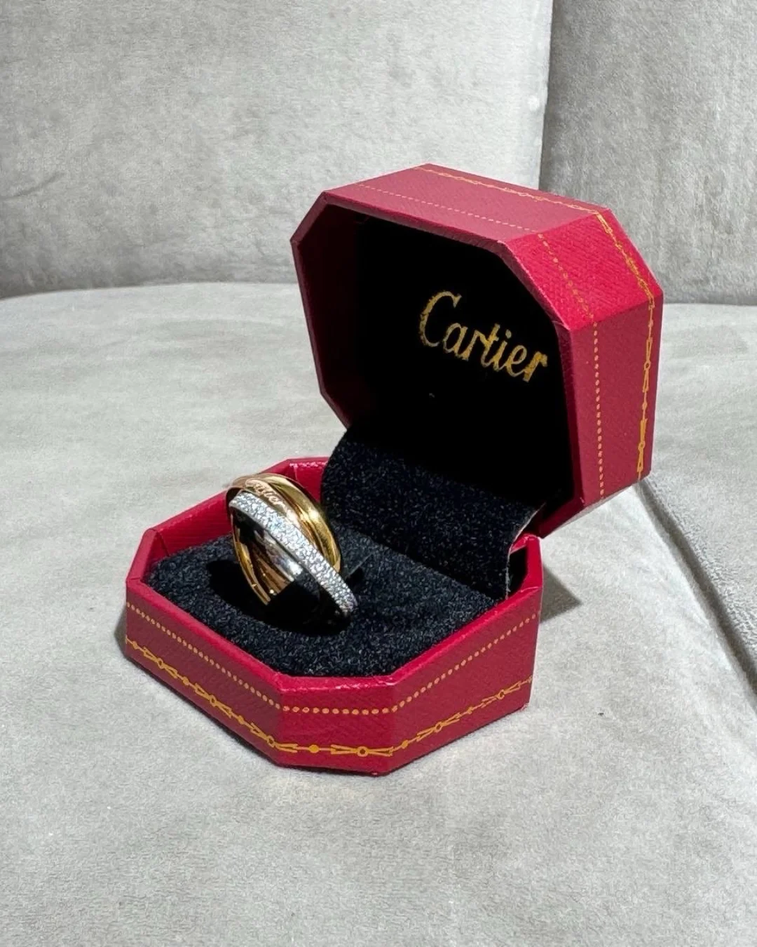 Кольцо Cartier Trinity Камни