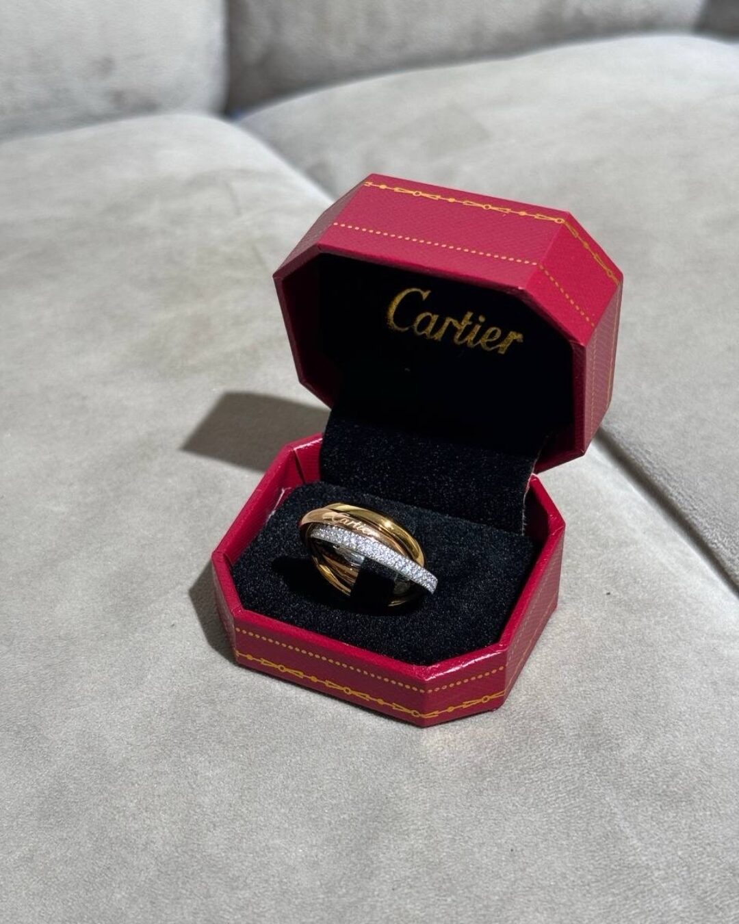 Кольцо Cartier Trinity Камни
