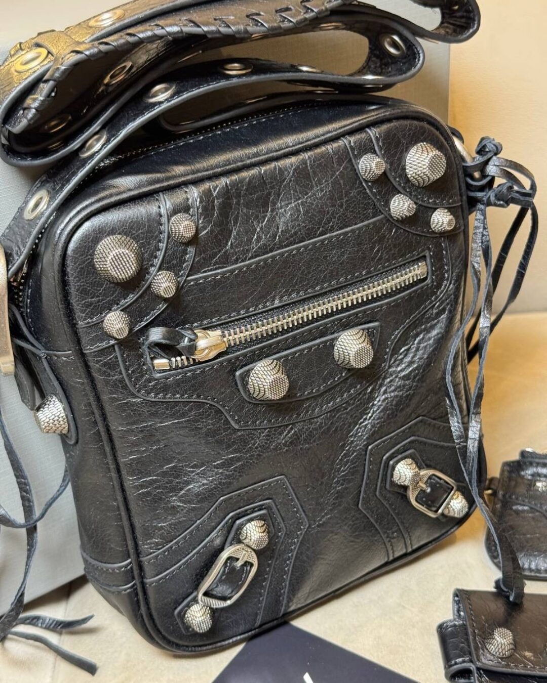 Сумка Balenciaga Le Cagole Crossbody