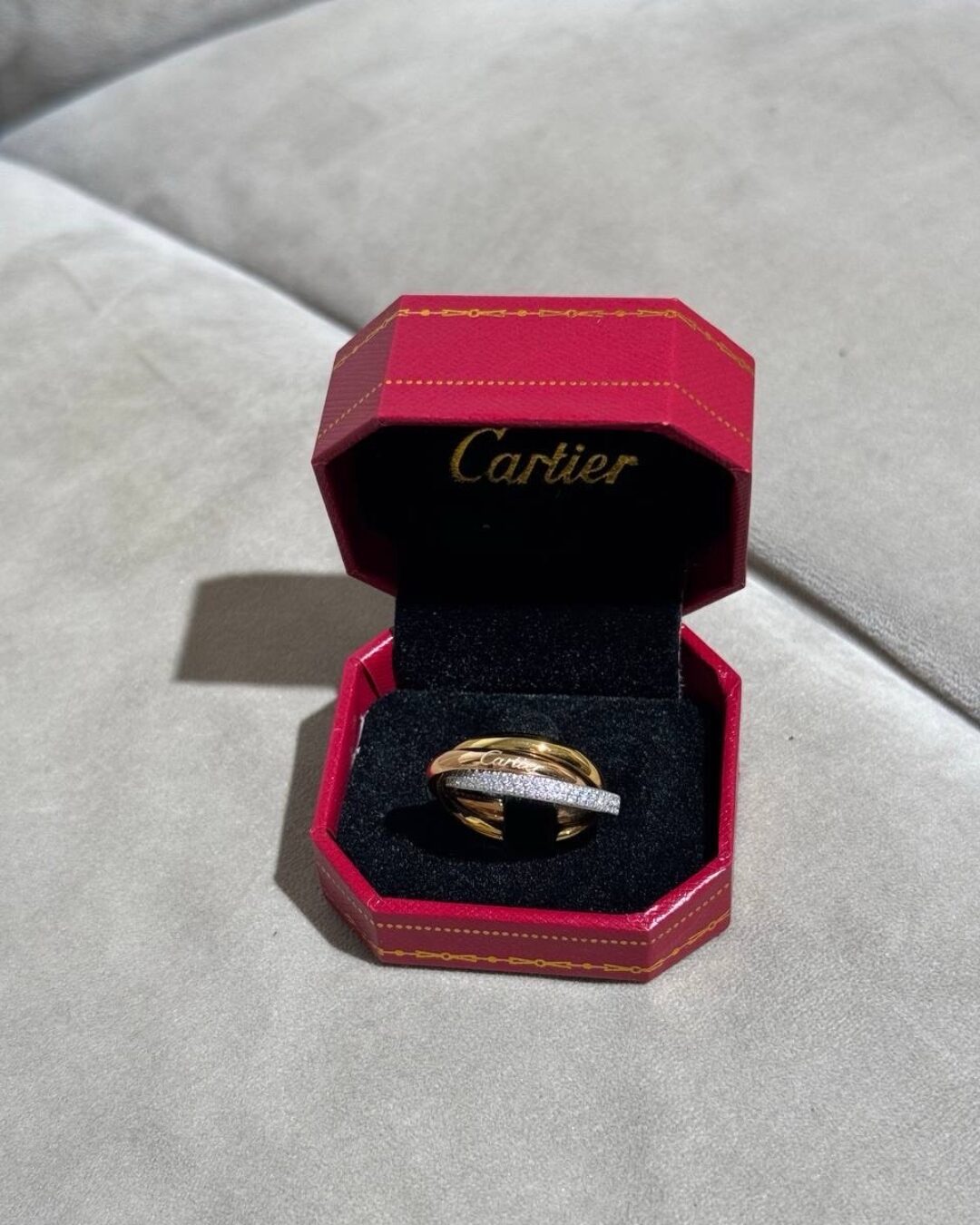 Кольцо Cartier Trinity Камни