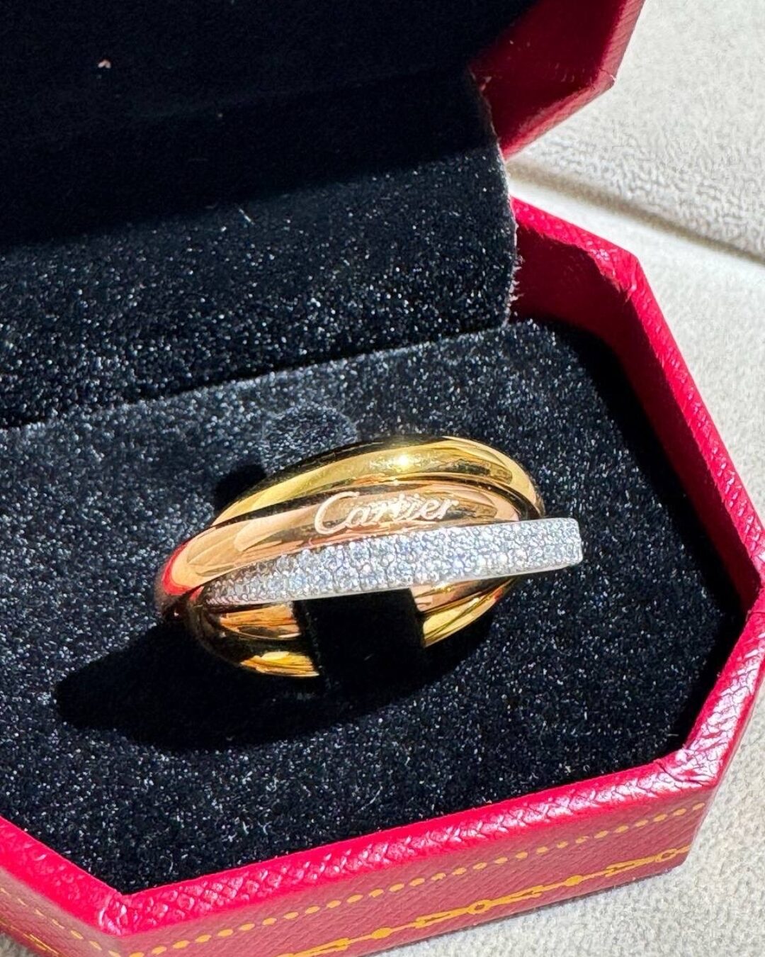 Кольцо Cartier Trinity Камни