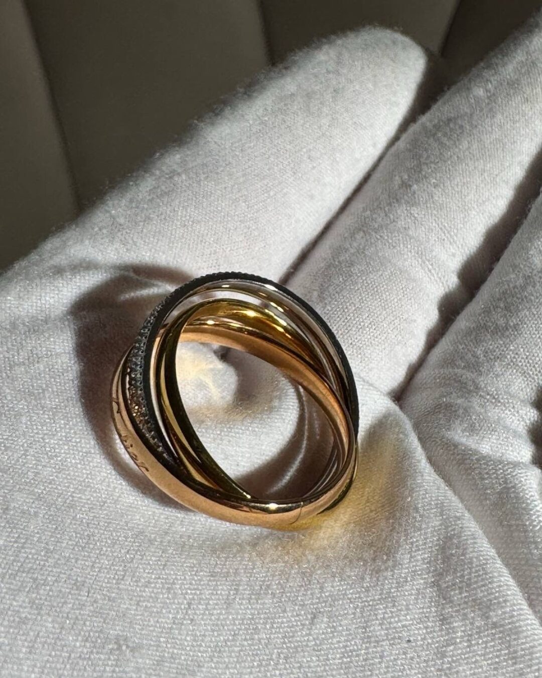 Кольцо Cartier Trinity Камни