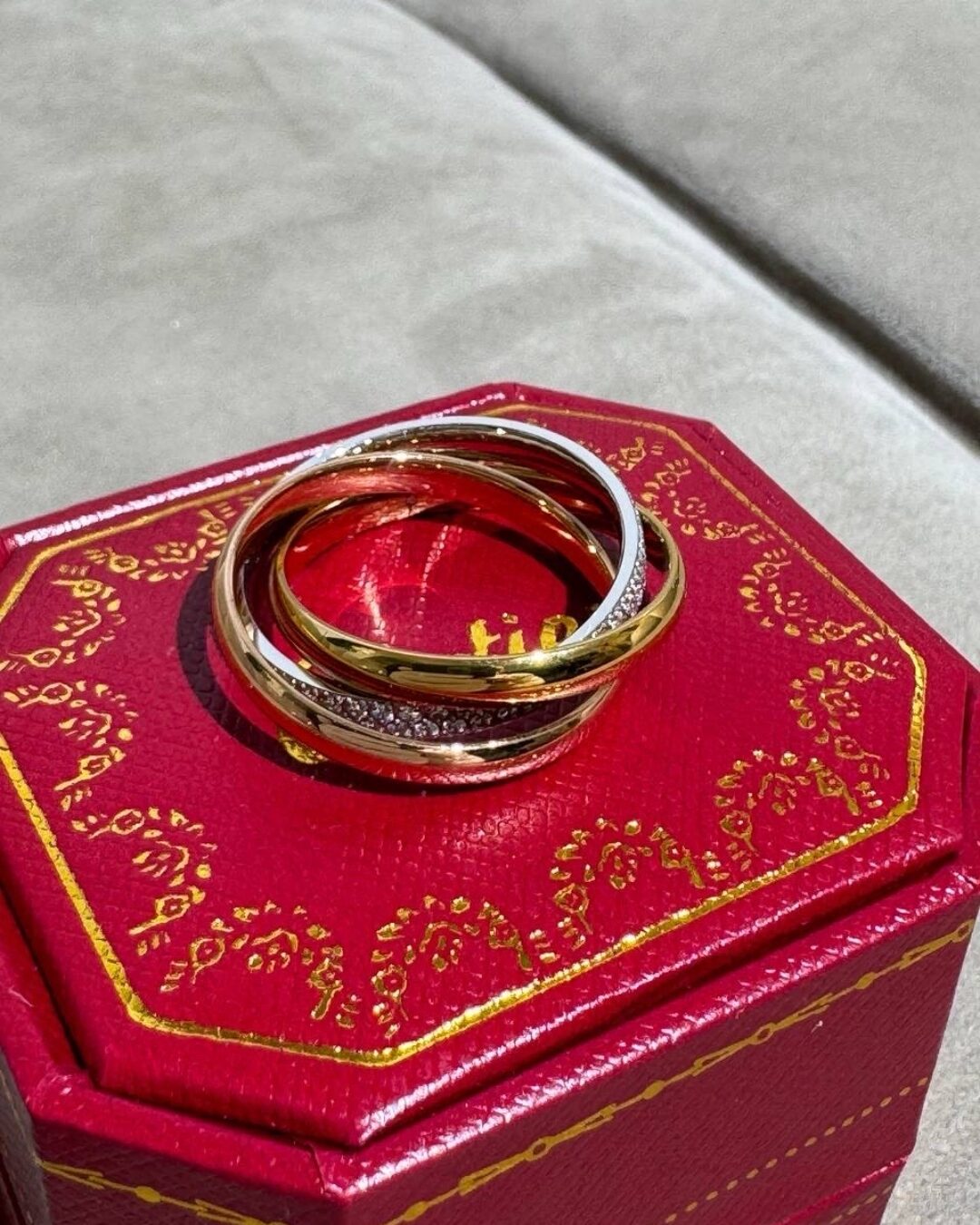 Кольцо Cartier Trinity Камни