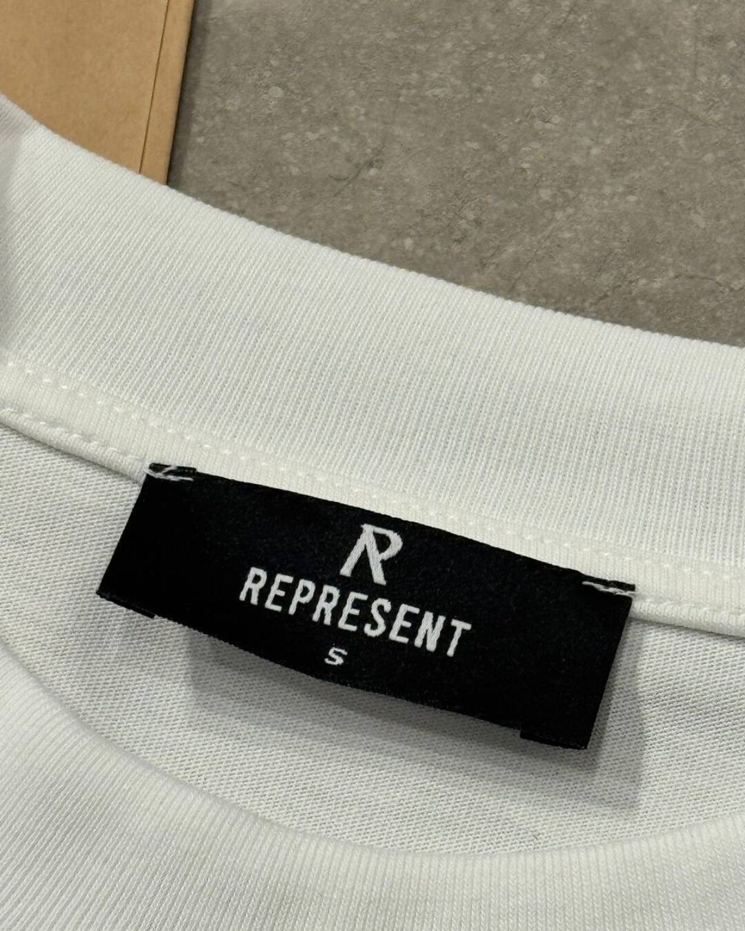 Футболка Represent