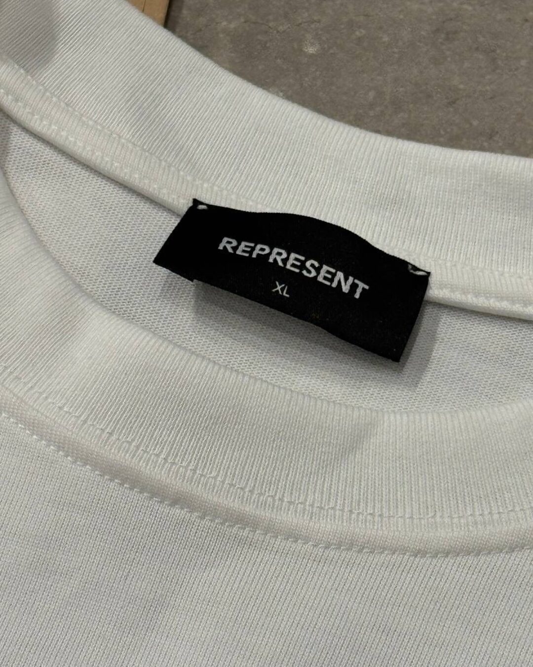 Футболка Represent