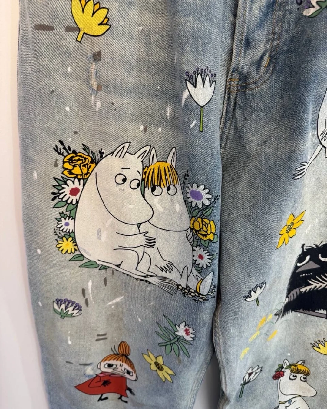 Джинсы Acne x Moomin — фото 5