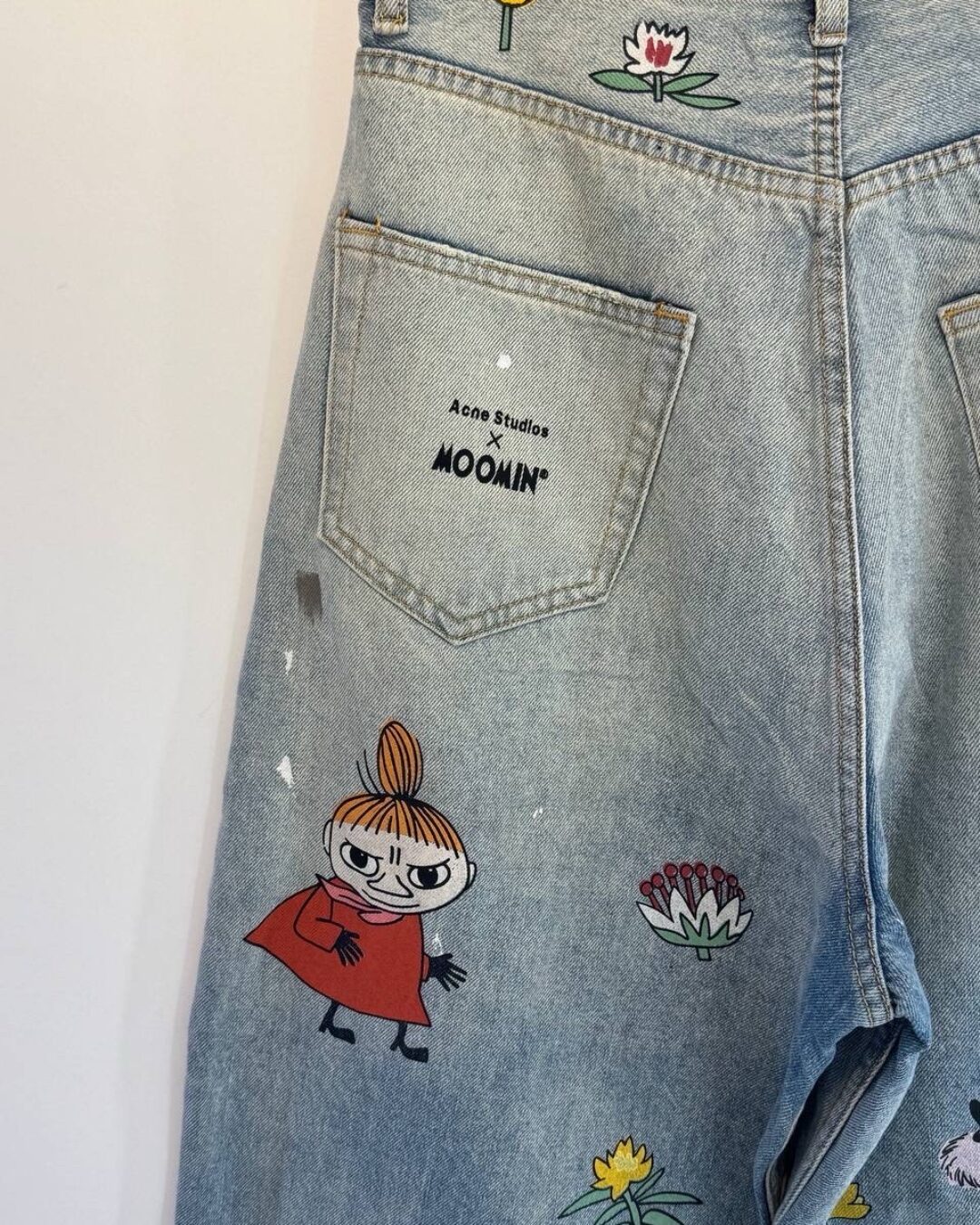 Джинсы Acne x Moomin