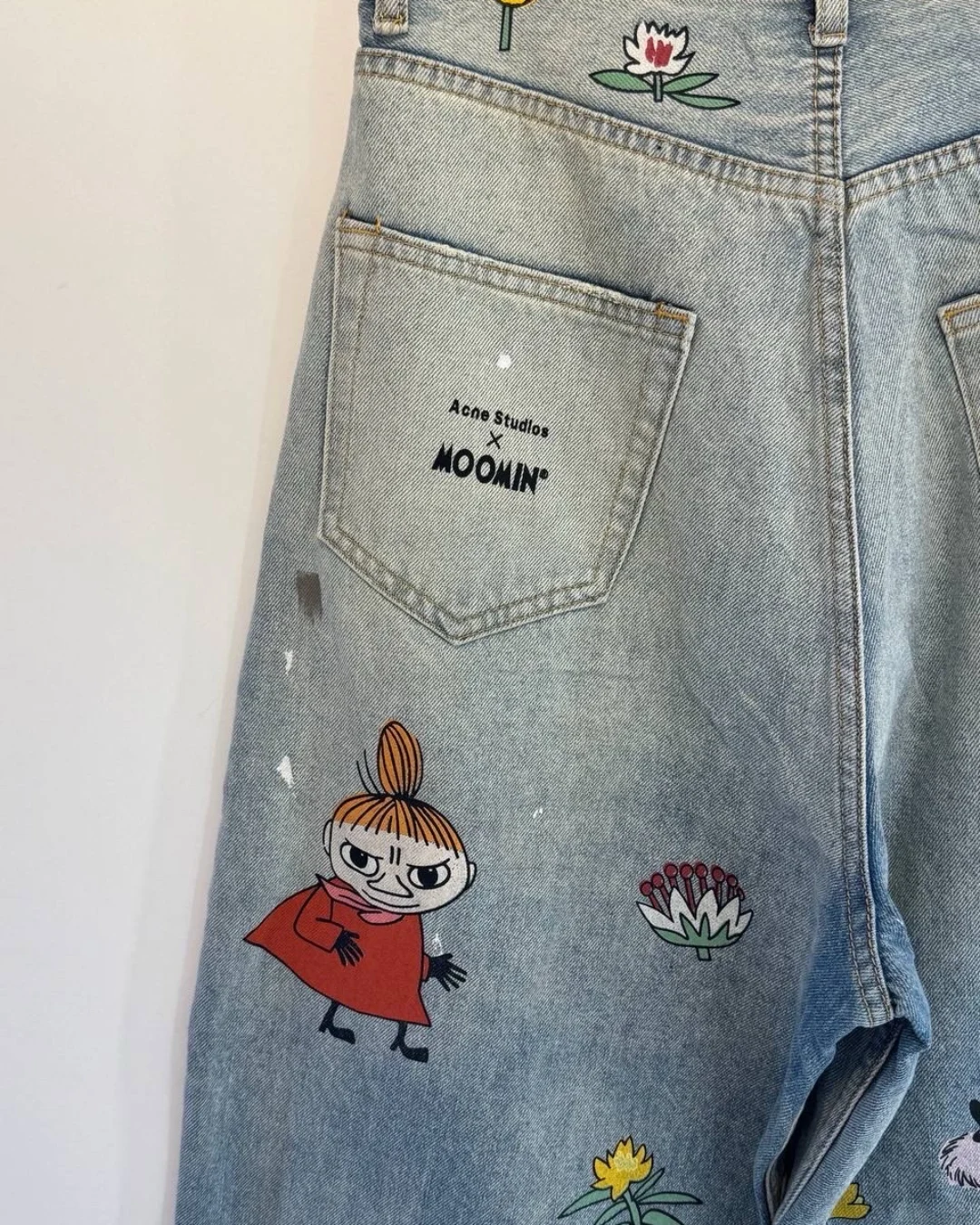 Джинсы Acne x Moomin — фото 9