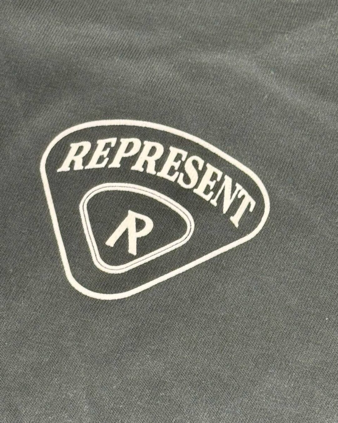 Футболка Represent