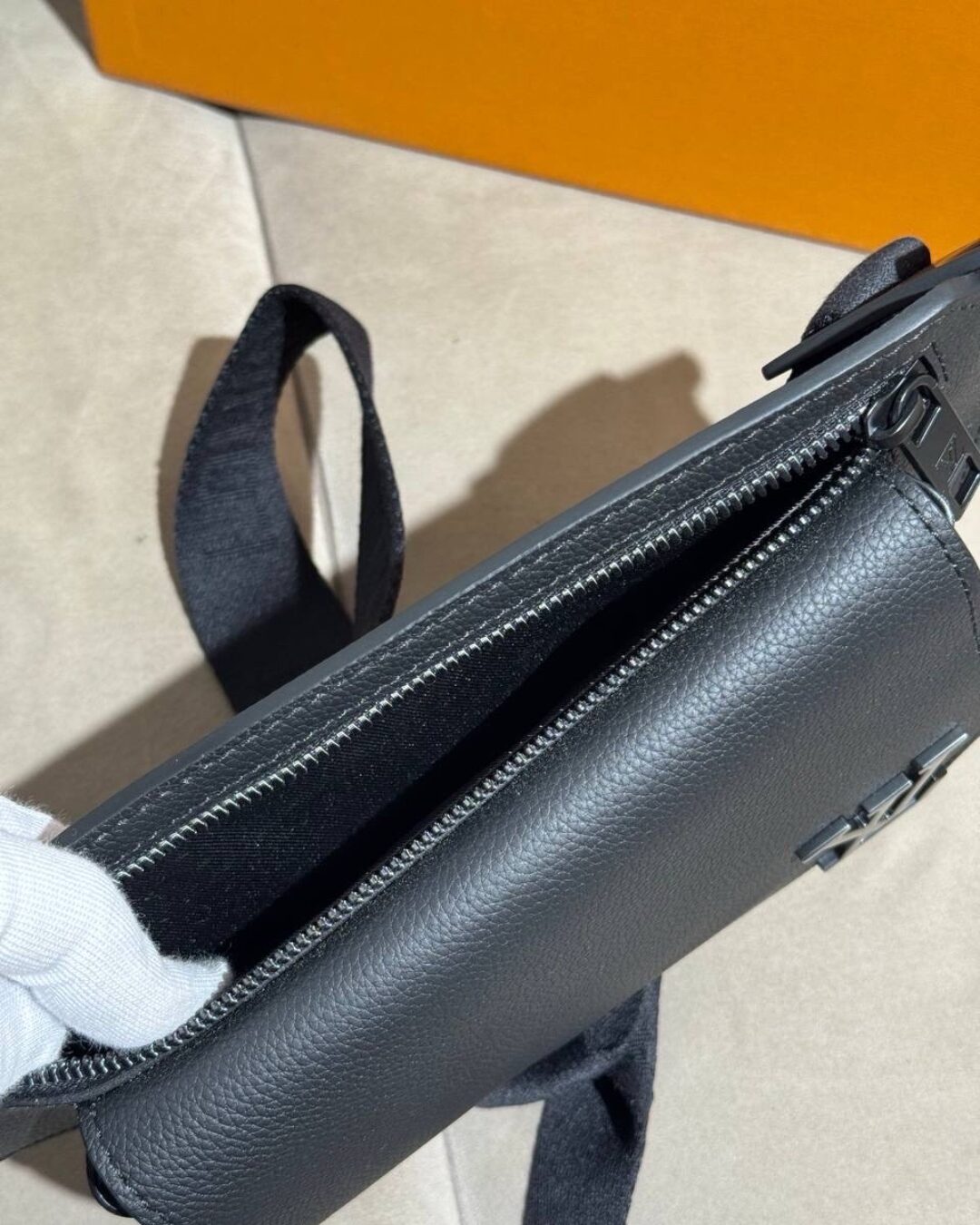 Сумка Louis Vuitton Aerogram Takeoff