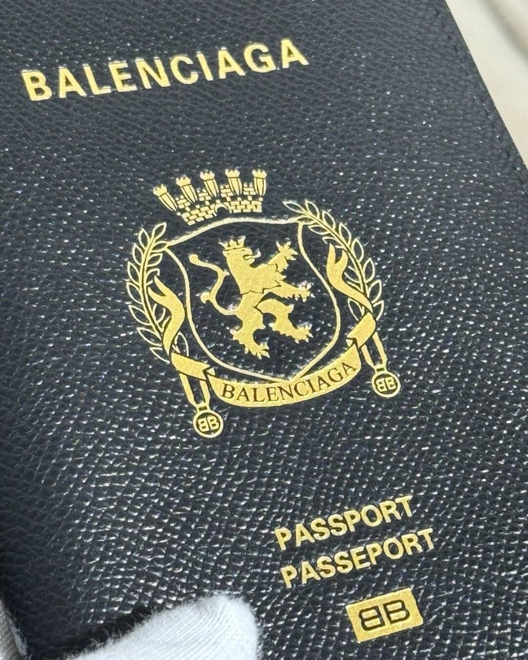 Обложка для паспорта Balenciaga