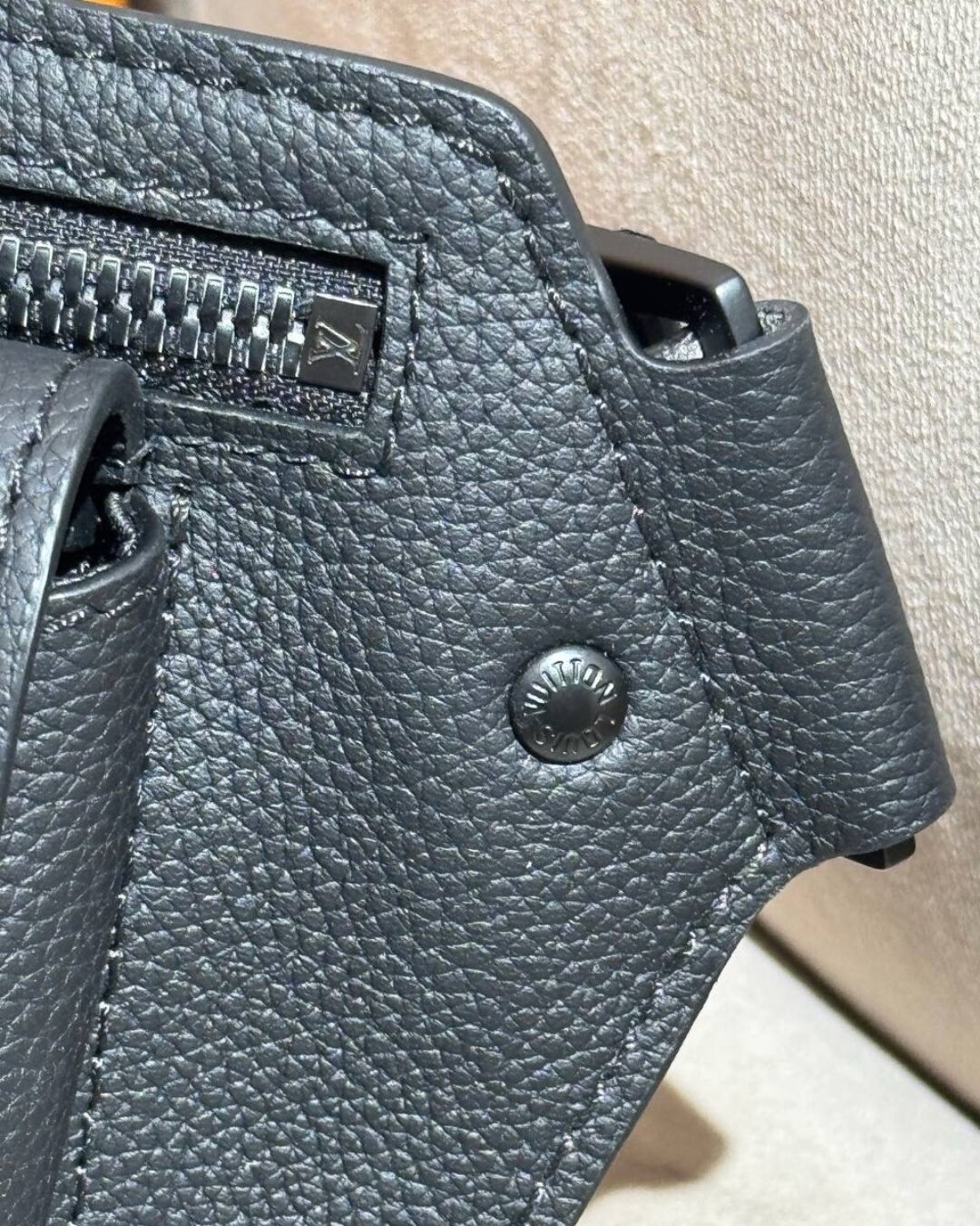 Сумка Louis Vuitton Aerogram Takeoff