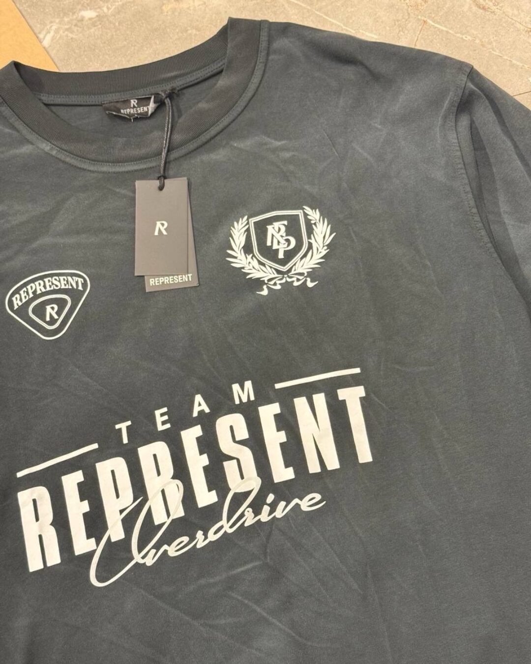 Футболка Represent