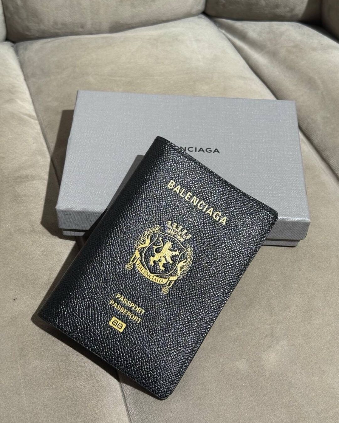 Обложка для паспорта Balenciaga