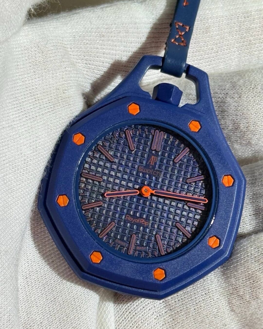 Часы Audemars Piguet x Swatch Royal Pop