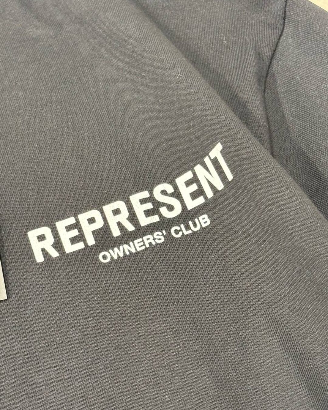Футболка Represent