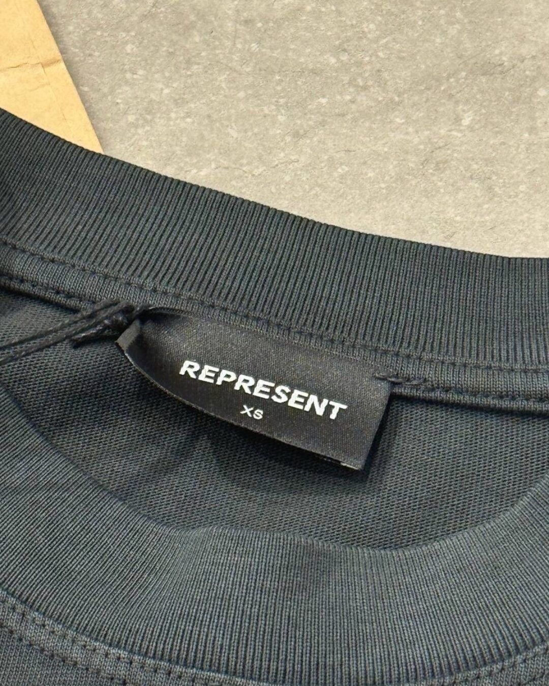 Футболка Represent